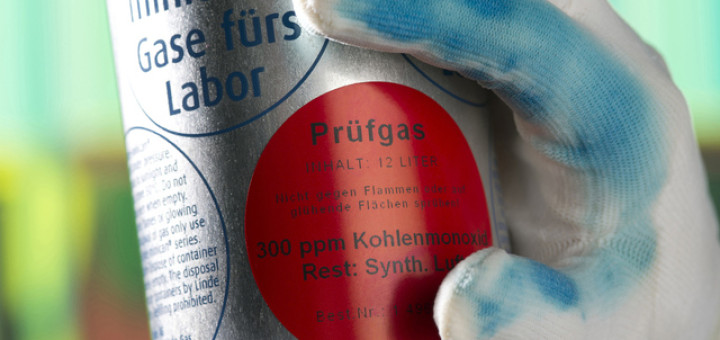 Guanti che cambiano colore a contatto con sostanze tossiche InnovativaMente Daniele Pirotta